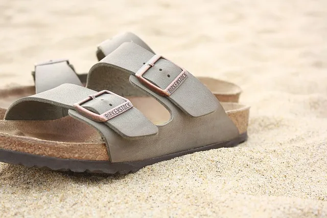 Z czym łączyć klapki Birkenstock Arizona?